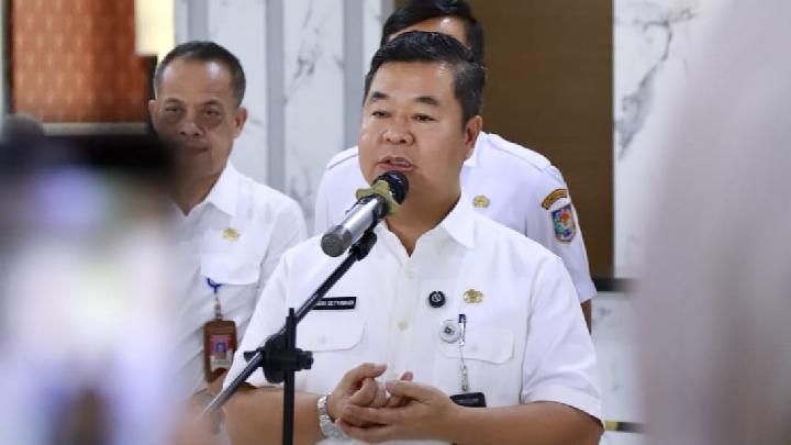 Petugas Ditjen Dukcapil Kemendagri melayani warga dalam proses administrasi kependudukan, menunjukkan komitmen terhadap pelayanan yang cepat, tepat, dan akurat.