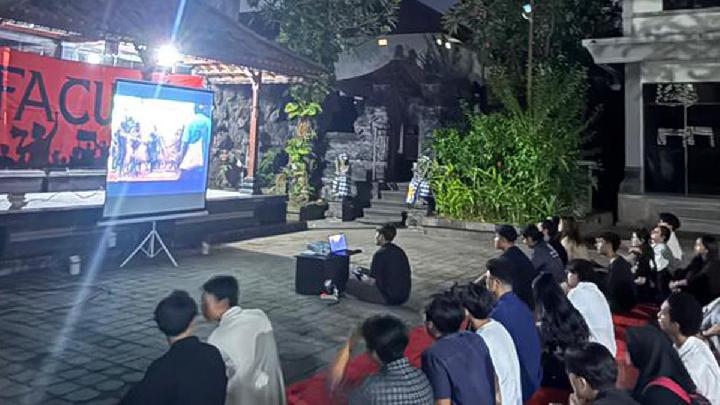 Juru bicara PDIP Andreas menyoroti dampak pelarangan film 'Pesta Babi' oleh militer yang dinilai justru memicu rasa penasaran publik.