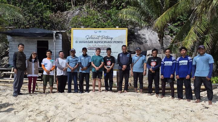 KKP bersama perwakilan pemerintah daerah, mitra LSM, dan masyarakat lokal saat peluncuran model kolaborasi konservasi penyu di Kepulauan Anambas, menunjukkan komitmen bersama untuk perlindungan habitat dan kelestarian spesies penyu yang terancam punah.