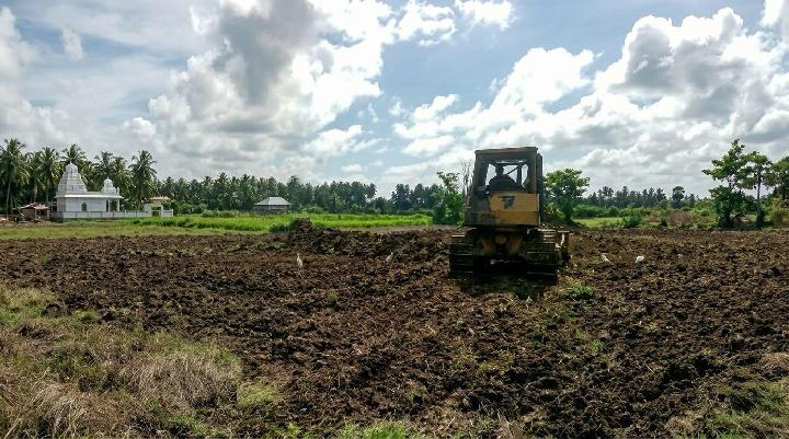 Petani tengah memeriksa kondisi sawah yang sedang direhabilitasi di Bireuen, Aceh, menunjukkan semangat pemulihan setelah terdampak kerusakan.