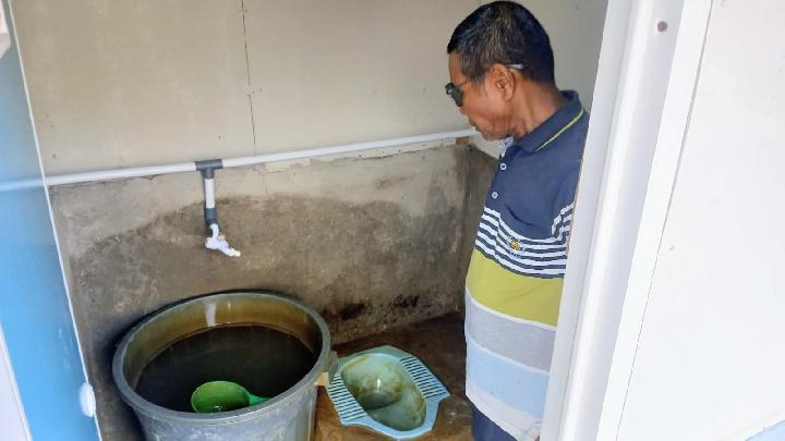 Warga hunian sementara (huntara) di Kapalo Koto, Sumatera Barat, kini menikmati akses ke sumur bor dan MCK, namun masih menantikan peningkatan kualitas air yang sering menguning.