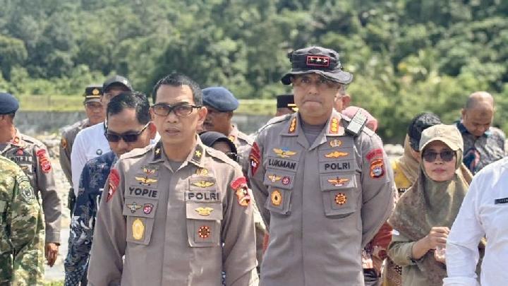 Anggota Satgas PRR meninjau lokasi potensial untuk pembangunan hunian tetap bagi korban bencana di Sumatera Barat, menyoroti urgensi pelepasan lahan BUMN untuk percepatan. (Ilustrasi)