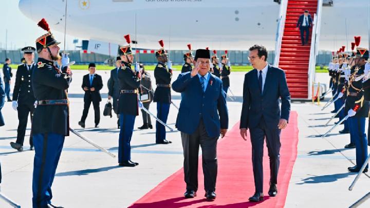 Presiden Prabowo Subianto (kiri) disambut oleh perwakilan KBRI setelah tiba di Bandara Orly, Paris, pada Selasa, 26 Mei 2026, mengawali kunjungan kerja resminya.