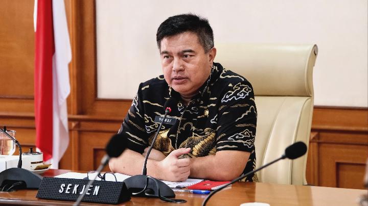 Ilustrasi petugas dan masyarakat bahu-membahu dalam upaya rehabilitasi serta mitigasi pascabencana di salah satu wilayah di Sumatra yang terdampak.