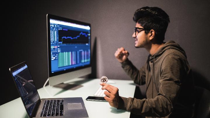 Pintu Institusional menawarkan layanan trading aset kripto profesional untuk korporasi di Indonesia, menyoroti likuiditas tinggi dan dukungan lokal.