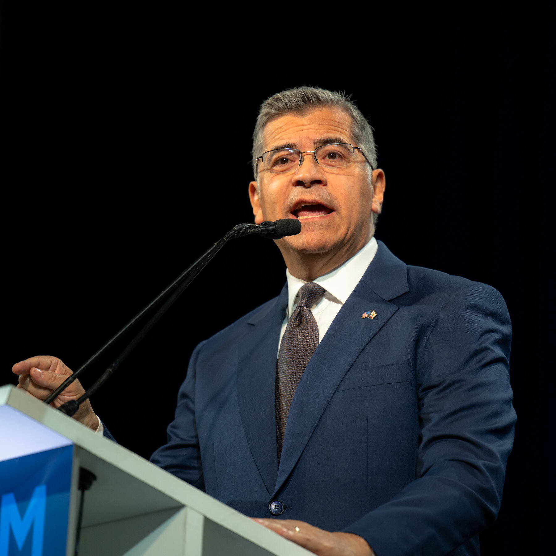 Xavier Becerra (kiri) dalam sebuah acara kampanye di California. Isu krisis anak migran kini menjadi ganjalan serius dalam upayanya meraih kursi gubernur.