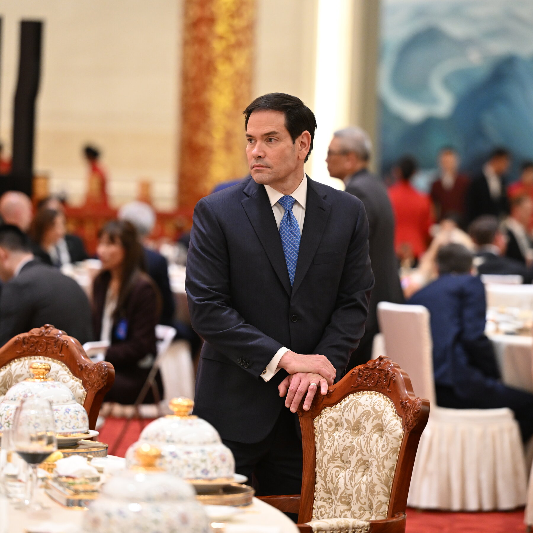 Senator Marco Rubio yang disanksi oleh China dalam pertemuan di luar Tiongkok. Kunjungan terbarunya ke Beijing memicu perdebatan mengenai status sanksi.