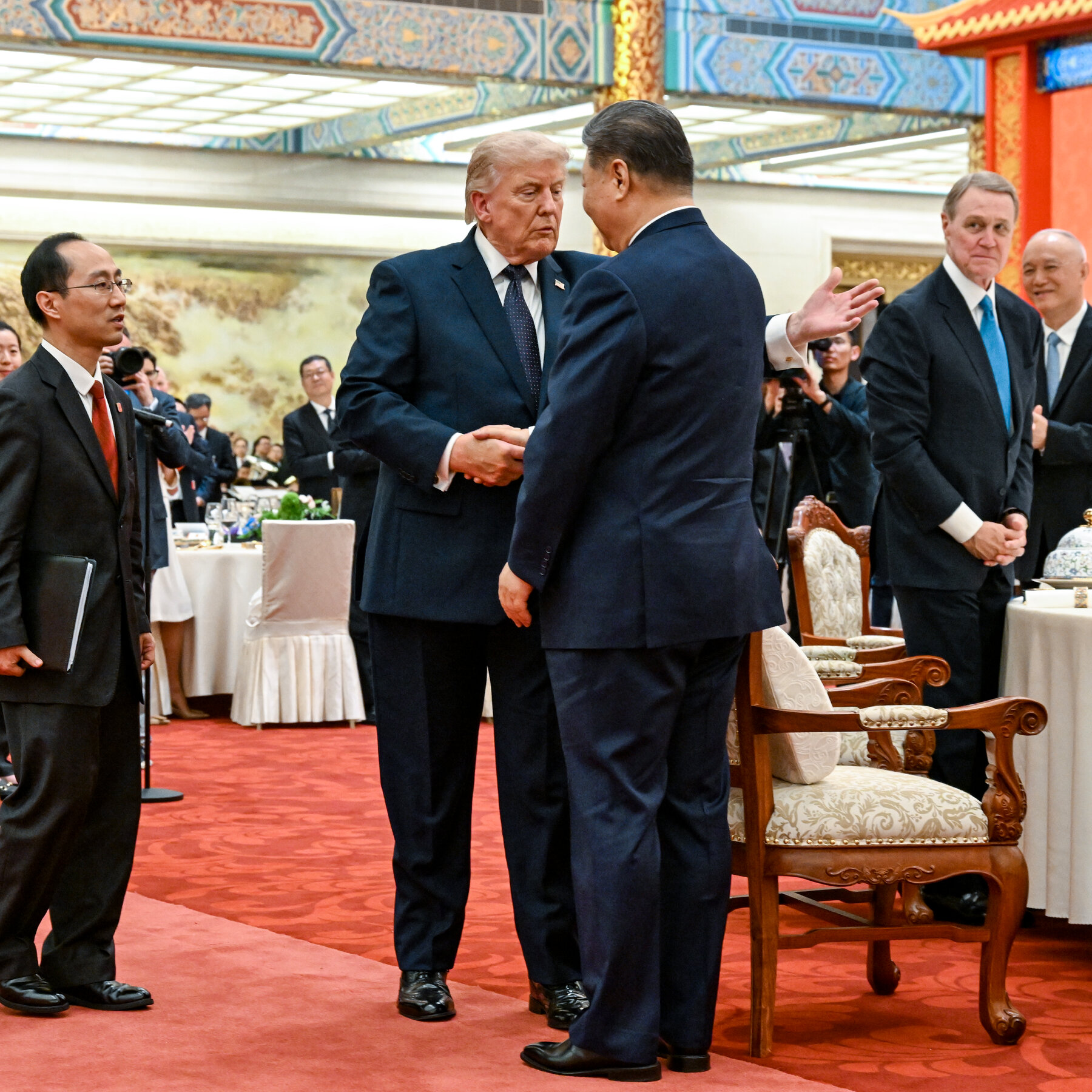 Presiden Donald Trump dan Presiden Xi Jinping dalam sebuah pertemuan bilateral. Pendekatan diplomasi personal Trump seringkali gagal menghasilkan kesepakatan konkret, khususnya dalam hubungannya dengan Tiongkok.