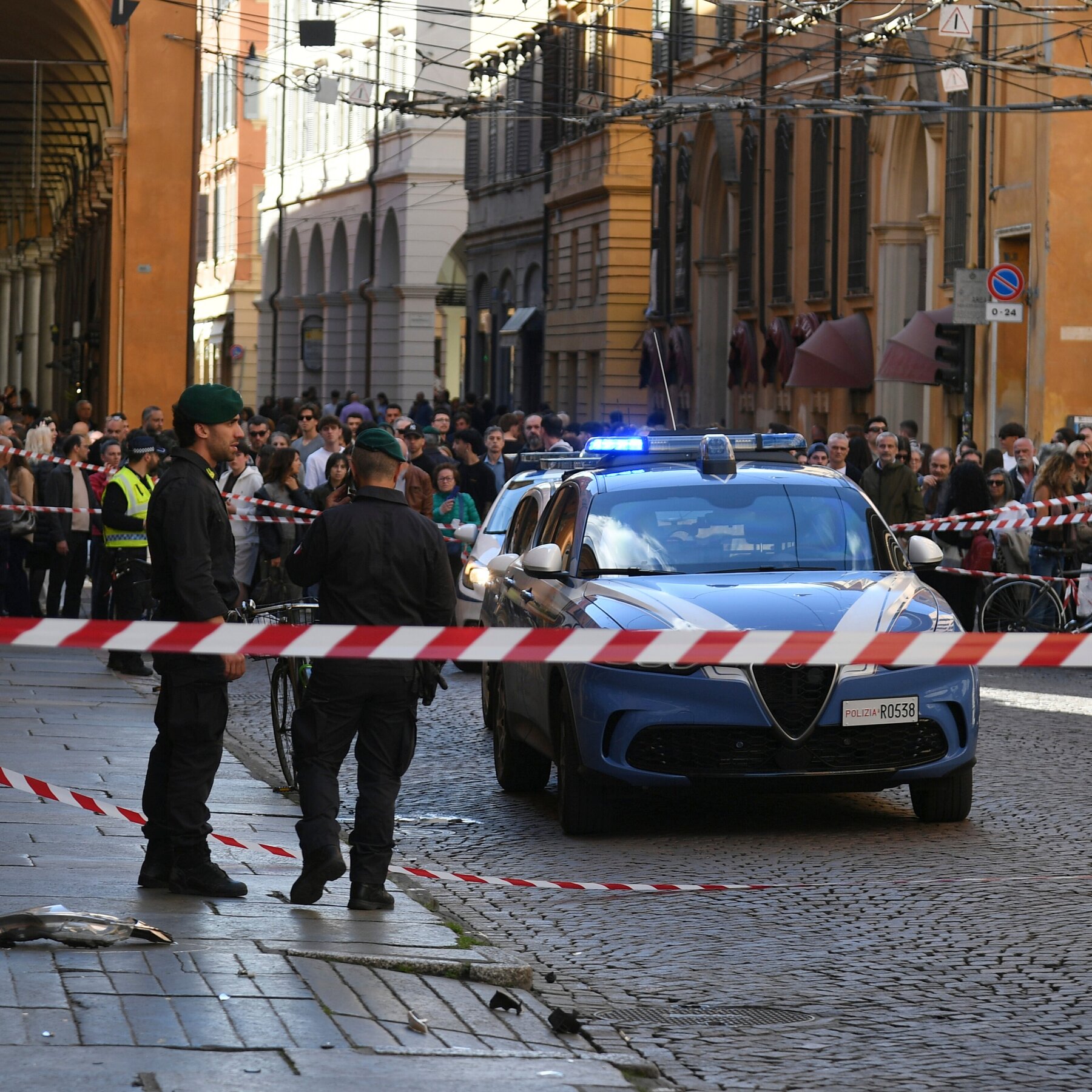 Tim darurat dan polisi di lokasi kejadian setelah insiden mobil menabrak pejalan kaki di Modena, Italia utara.