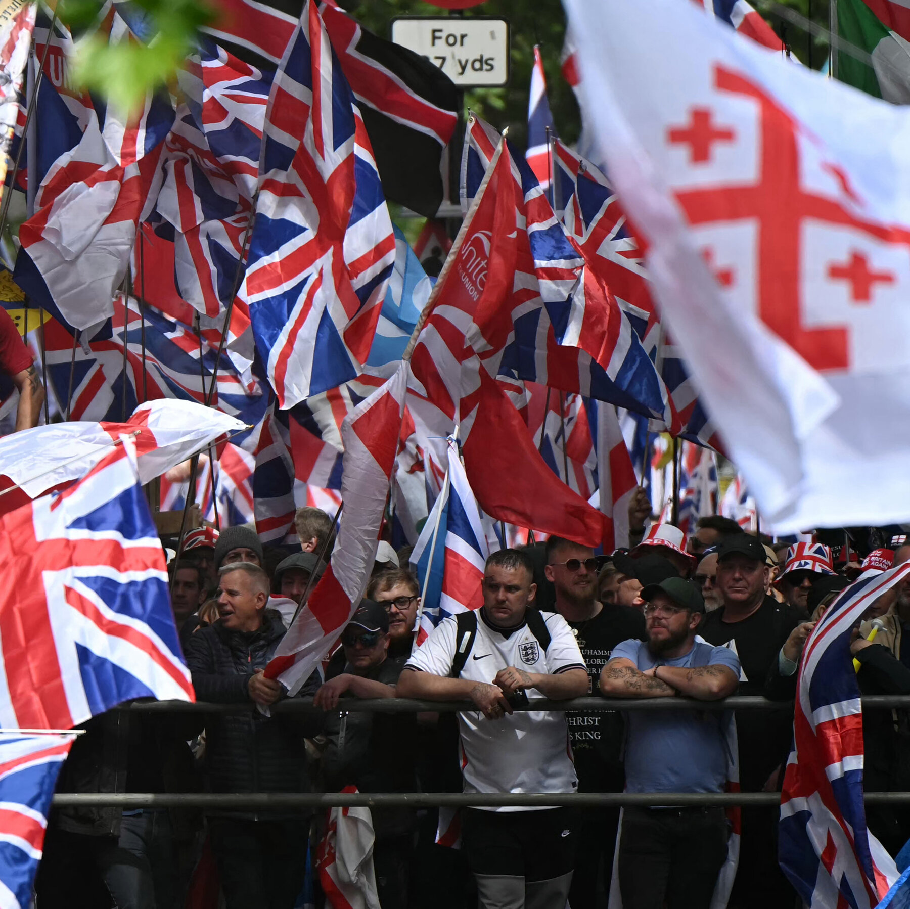 Ribuan petugas kepolisian berjaga ketat di London untuk memisahkan demonstran pro-Palestina dan kelompok sayap kanan yang menggelar aksi rival.