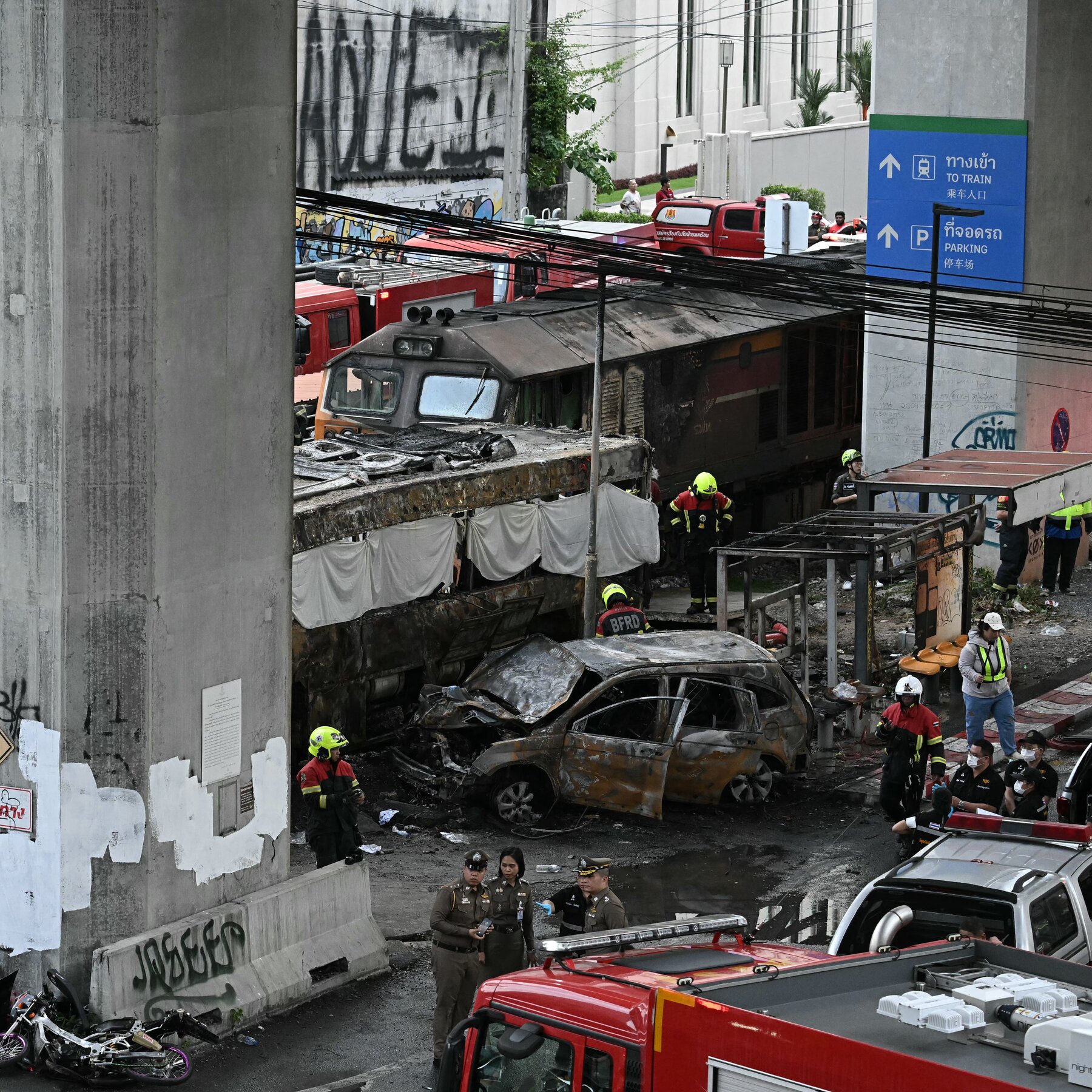 Tim penyelamat berjuang di lokasi kecelakaan kereta barang di Bangkok yang menewaskan delapan orang setelah palang pintu diduga gagal berfungsi.