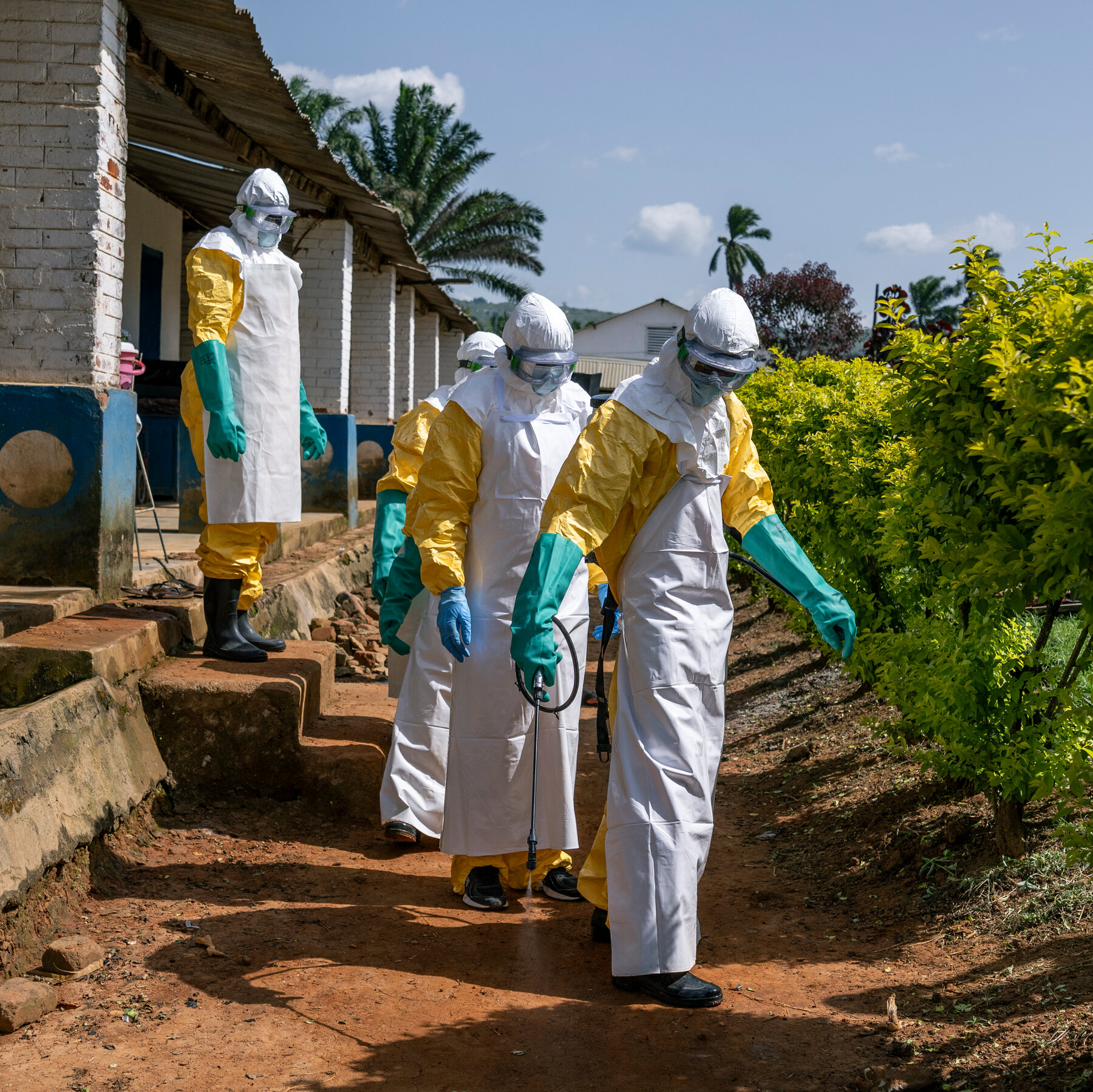 Petugas kesehatan bersiap memberikan vaksin Ebola di salah satu pusat penanganan di Republik Demokratik Kongo. Upaya keras terus dilakukan di tengah tantangan infrastruktur dan keamanan.