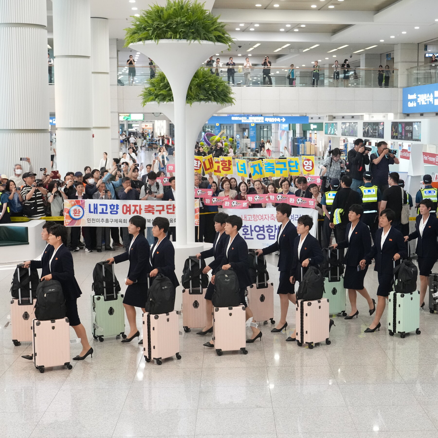 Pemain sepak bola Korea Utara tiba di Korea Selatan untuk turnamen regional, namun harapan akan terobosan diplomatik melalui olahraga kali ini dinilai sangat tipis oleh para pengamat.