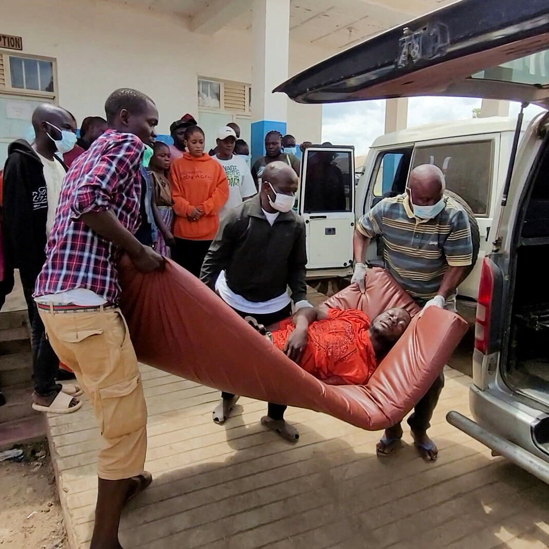 Tenaga medis mengenakan alat pelindung diri lengkap saat menangani pasien terduga Ebola di fasilitas isolasi di wilayah yang terdampak parah.