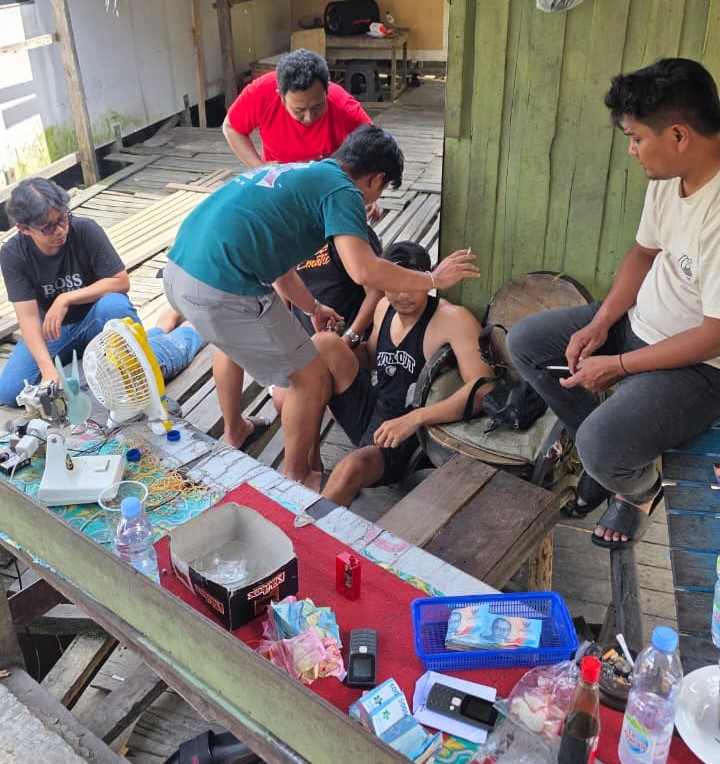 Tim Khusus Ditresnarkoba Polda Kaltim saat menggerebek kawasan yang dicurigai sebagai zona merah peredaran narkoba.