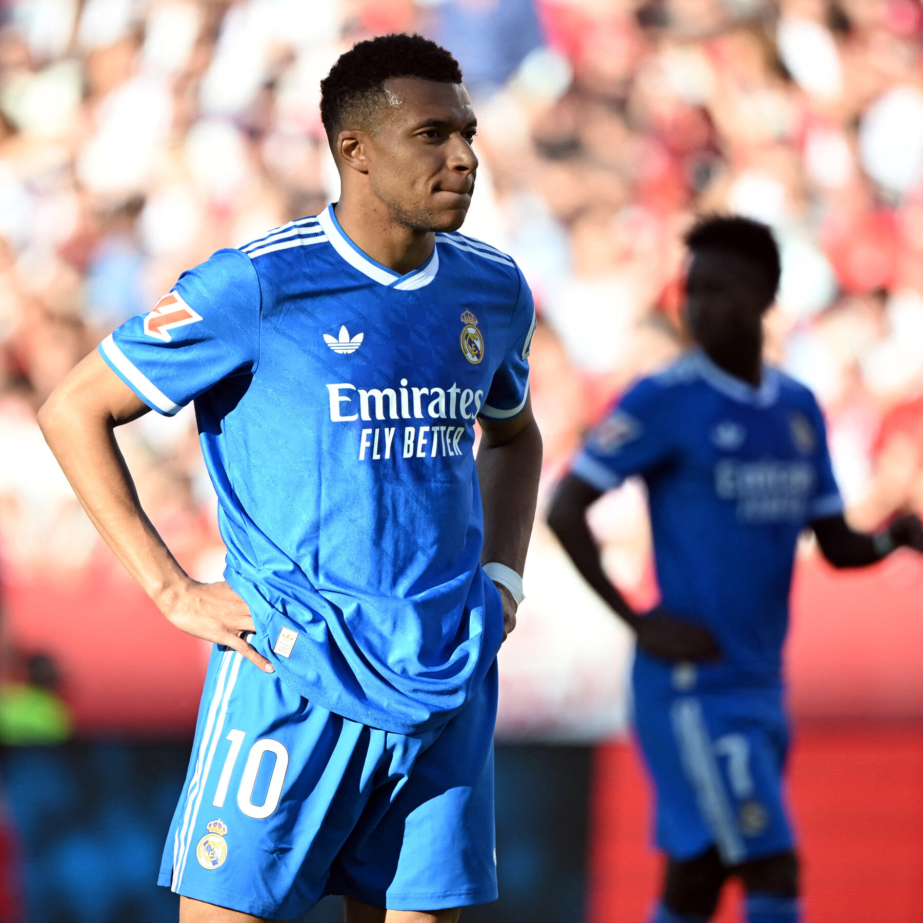 Kylian Mbappé, kapten tim nasional Prancis, menyatakan pandangan politiknya yang memicu perdebatan luas di Prancis jelang pemilihan legislatif dan Piala Dunia.