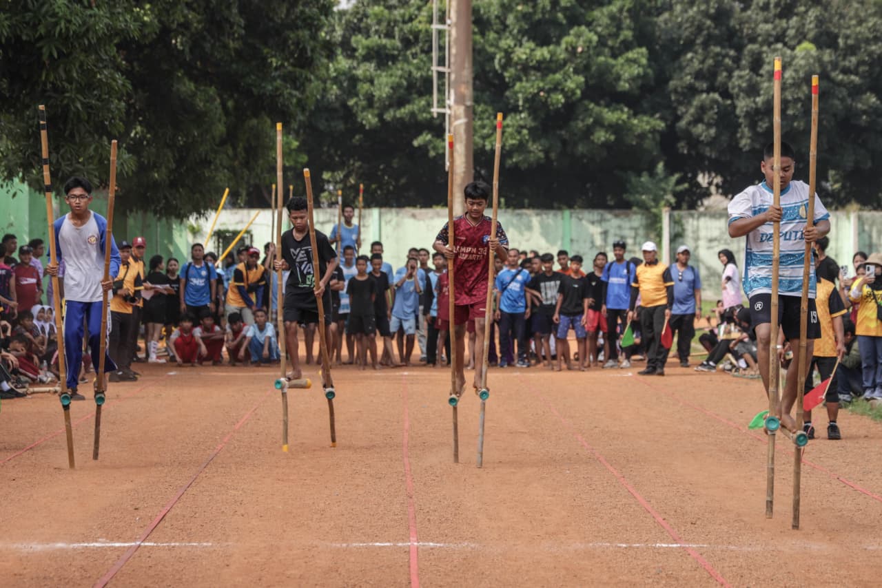 Para pelajar Jakarta Barat menunjukkan semangat kompetisi dalam Pekan Olahraga Tradisional (Potrad) 2026 di GOR Cendrawasih.