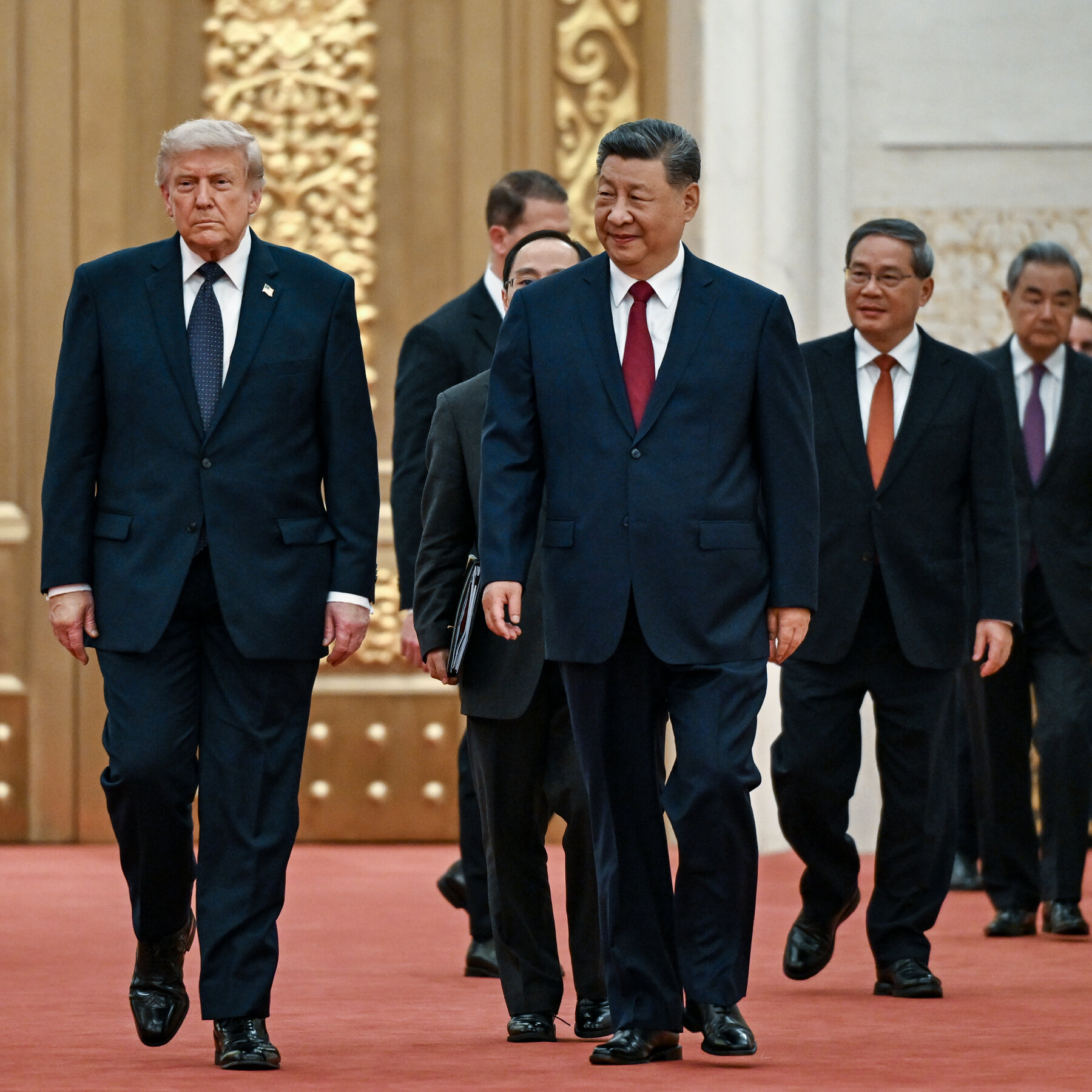 Presiden AS Donald Trump (kiri) saat menyampaikan pengumuman di samping pemimpin Tiongkok, membahas kesepakatan dagang monumental yang melibatkan pembelian pesawat Boeing.