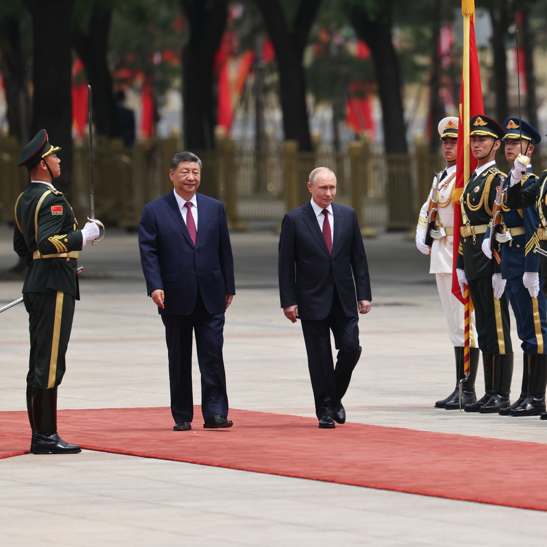 Presiden Tiongkok Xi Jinping dan Presiden Rusia Vladimir Putin berjabat tangan dalam pertemuan bilateral di Beijing, memperkuat ikatan strategis di tengah ketegangan geopolitik global.