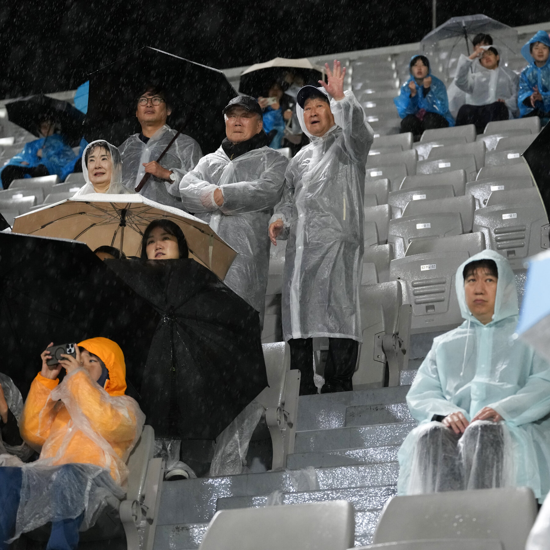 Suasana pertandingan sepak bola antara tim nasional Korea Utara dan Korea Selatan yang berlangsung di Seoul, sebuah momen langka yang sarat makna politik dan emosional bagi kedua negara yang terbagi.