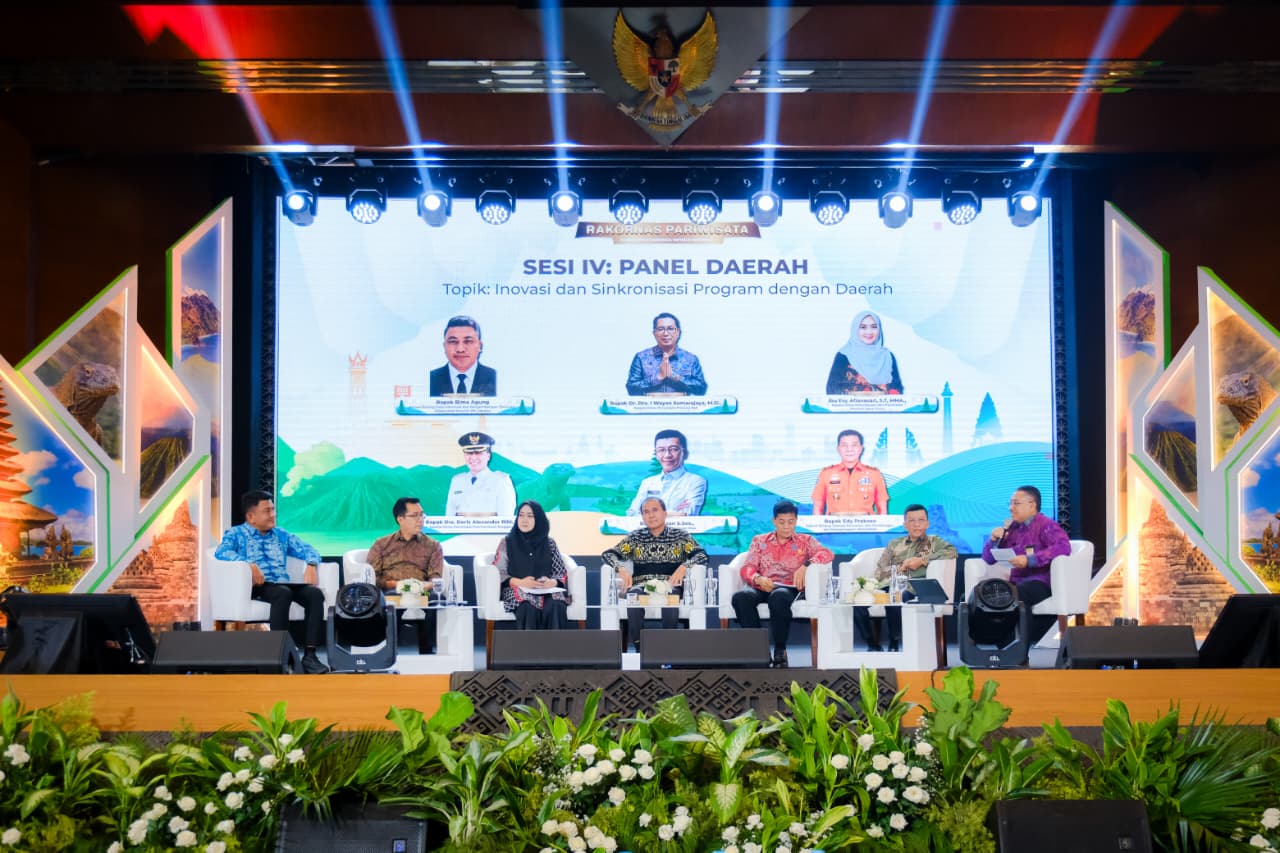 Peserta Rakornas Pariwisata 2026 mendengarkan paparan kebijakan di Gedung Sapta Pesona, Jakarta, membahas strategi pengembangan pariwisata berkelanjutan.