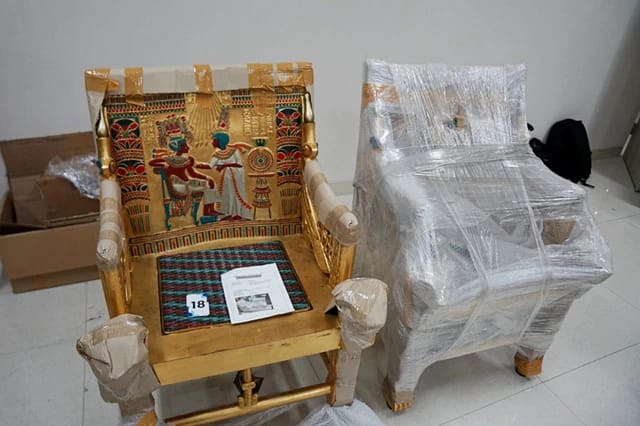 Replika 'King Tutankhamen’s Egyptian Throne Chair' milik terpidana korupsi ASABRI, Jimmy Sutopo, yang berhasil dilelang seharga Rp63 juta dalam BPA Fair 2026 di Jakarta.