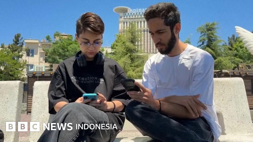 Warga Iran menggunakan ponsel dengan ekspresi lega setelah pemadaman internet delapan bulan akibat konflik dengan AS dan Israel berakhir.