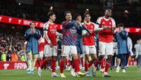 Para pemain Arsenal merayakan kemenangan krusial, menjaga asa juara Premier League hingga pekan terakhir musim ini.