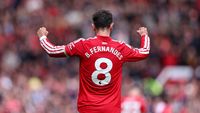 Bruno Fernandes, kapten Manchester United, merayakan gol atau assist, menunjukkan ekspresi tekad dan kualitas kepemimpinannya di lapangan.