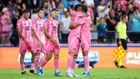 Selebrasi gol Lionel Messi dan Luis Suarez setelah membawa Inter Miami meraih kemenangan dramatis atas Philadelphia Union di MLS.