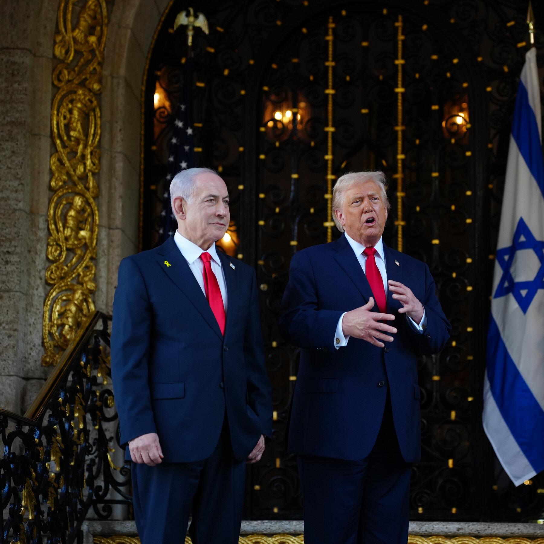 Perdana Menteri Israel Benjamin Netanyahu di tengah perdebatan sengit mengenai kebijakan Iran, saat negaranya terpinggirkan dari meja perundingan.