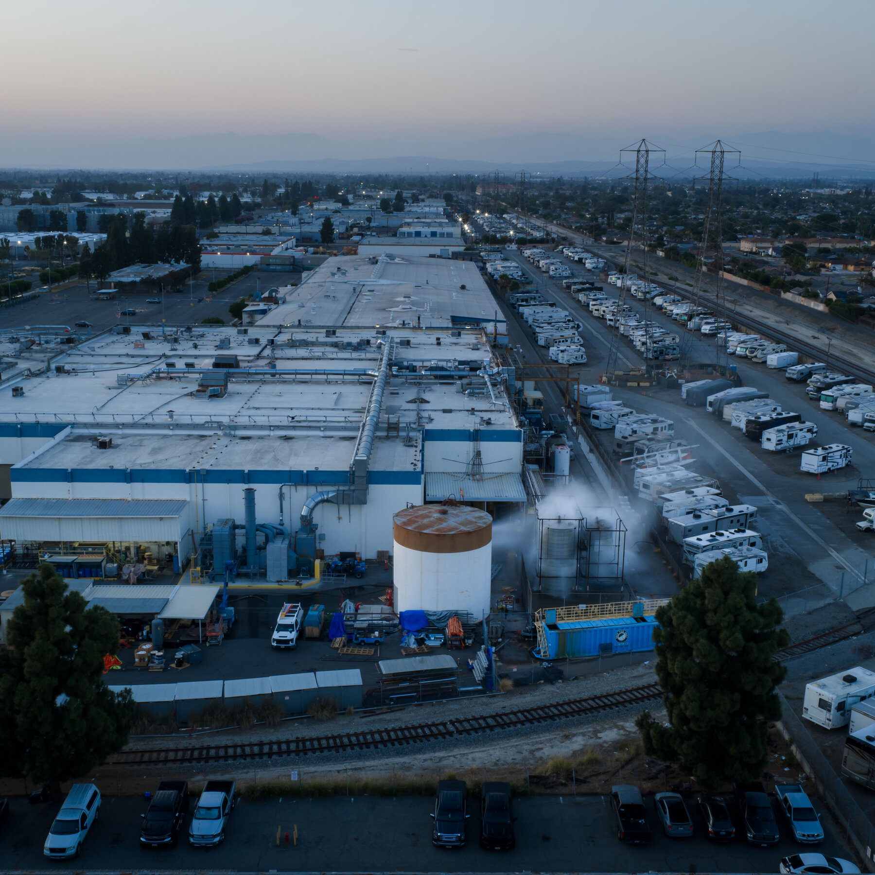 Petugas pemadam kebakaran bahu-membahu mendinginkan tangki kimia yang terancam meledak di sebuah pabrik di Orange County, California, dalam upaya kritis untuk mencegah bencana yang lebih luas.