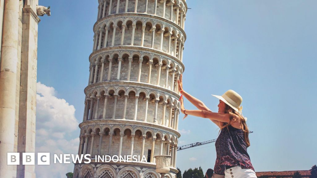 Menara Pisa yang ikonik, sebuah mahakarya arsitektur yang tetap berdiri kokoh meskipun miring, berkat intervensi rekayasa yang cermat.