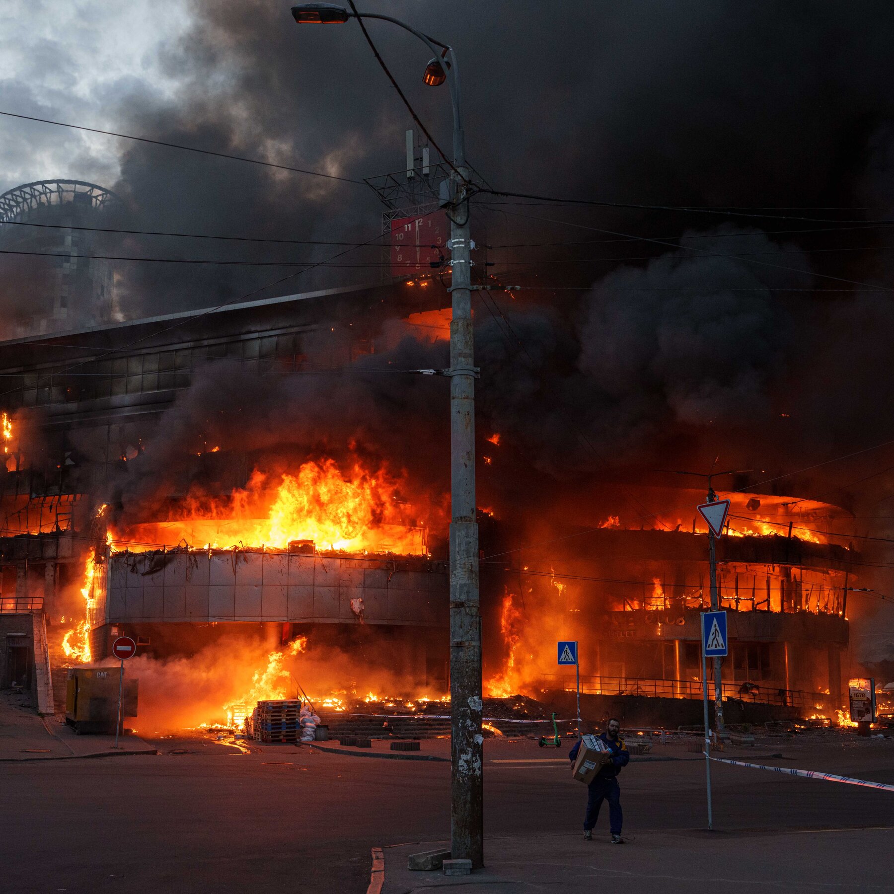 Gedung-gedung di Kyiv bergetar hebat setelah gelombang serangan rudal Rusia pada Minggu dini hari, memicu sirene peringatan udara di seluruh ibu kota Ukraina.