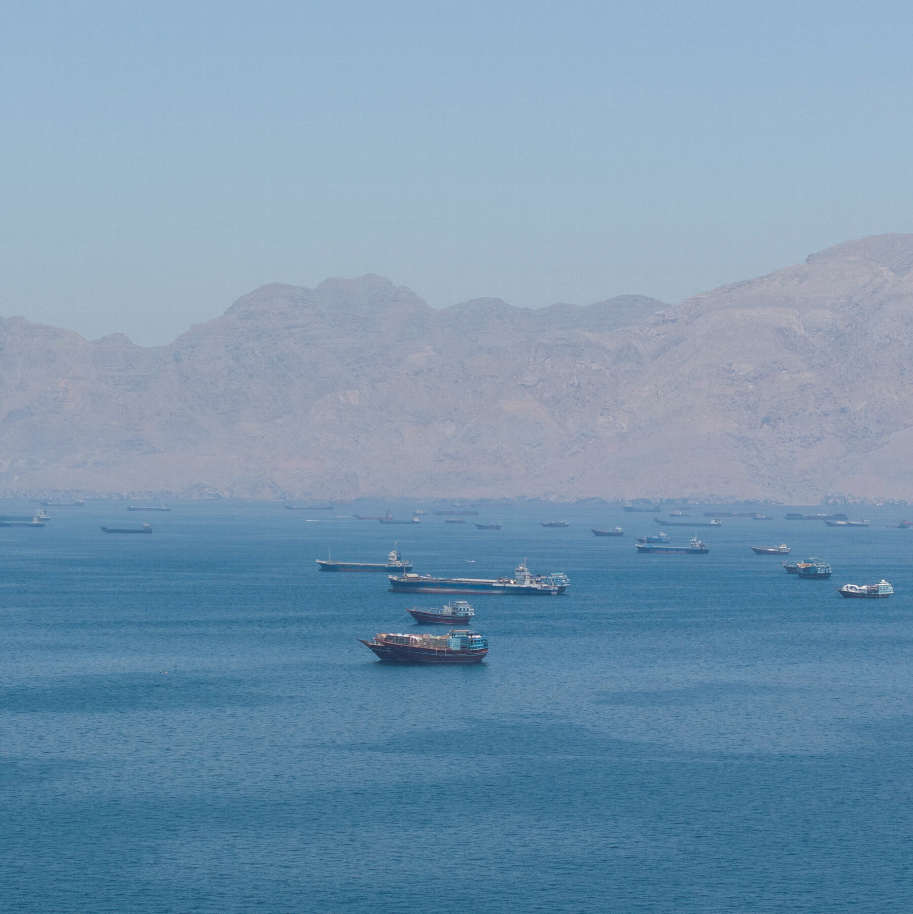 Delegasi Iran tiba di Doha untuk perundingan damai, sementara serangan militer AS mengguncang pesisir Teluk Iran.
