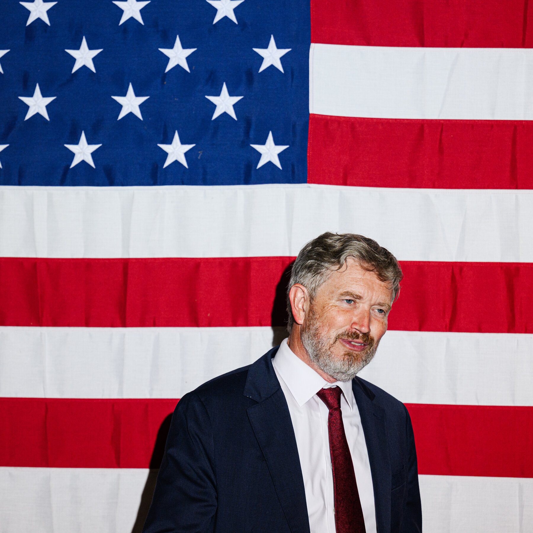 Representative Thomas Massie dari Kentucky mengajukan dokumen pencalonan setelah kekalahan primer, memicu spekulasi tentang masa depan politiknya di tahun 2028.