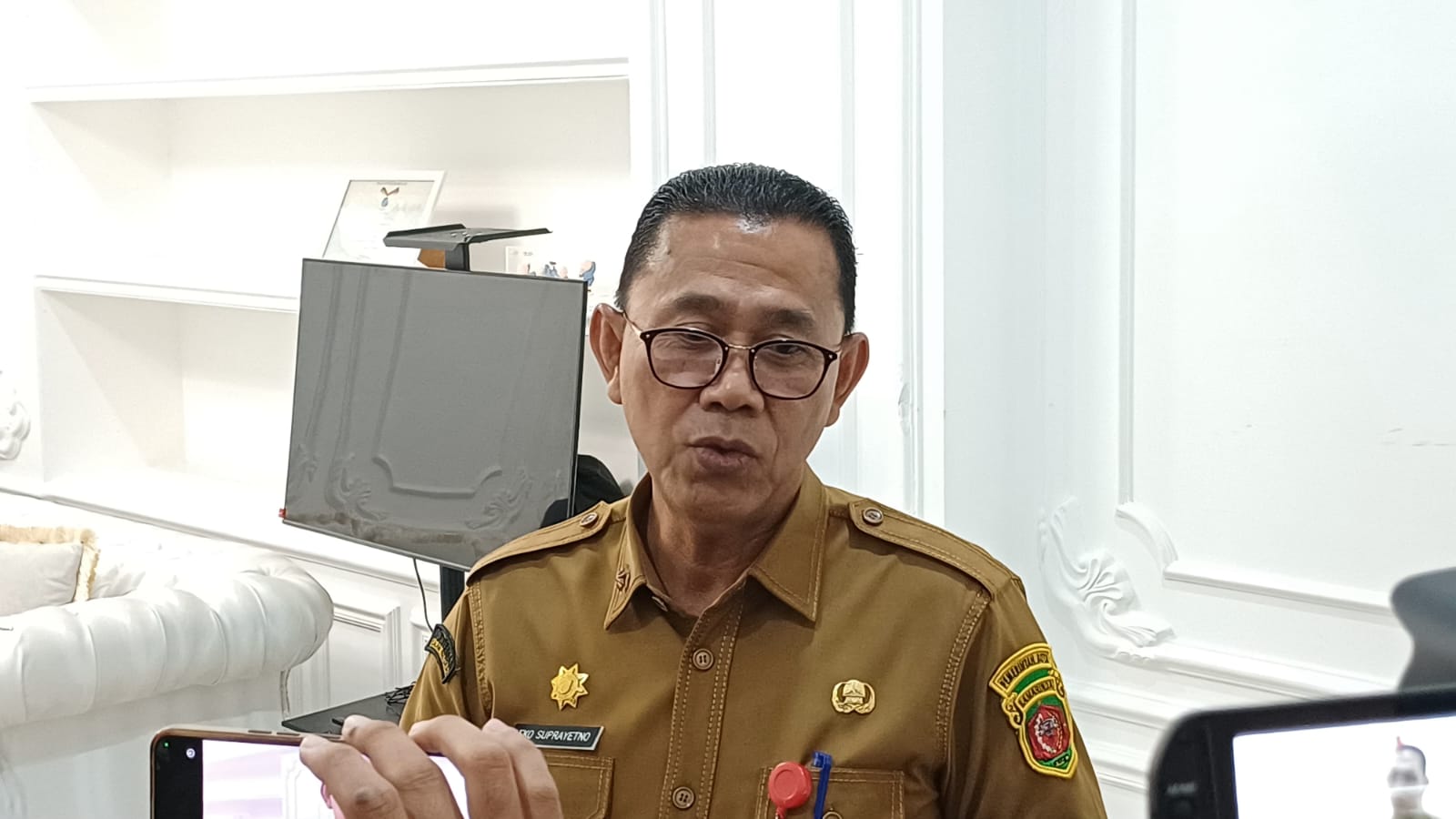 Petugas Dinas Kependudukan dan Pencatatan Sipil (Disdukcapil) melakukan verifikasi data kependudukan.