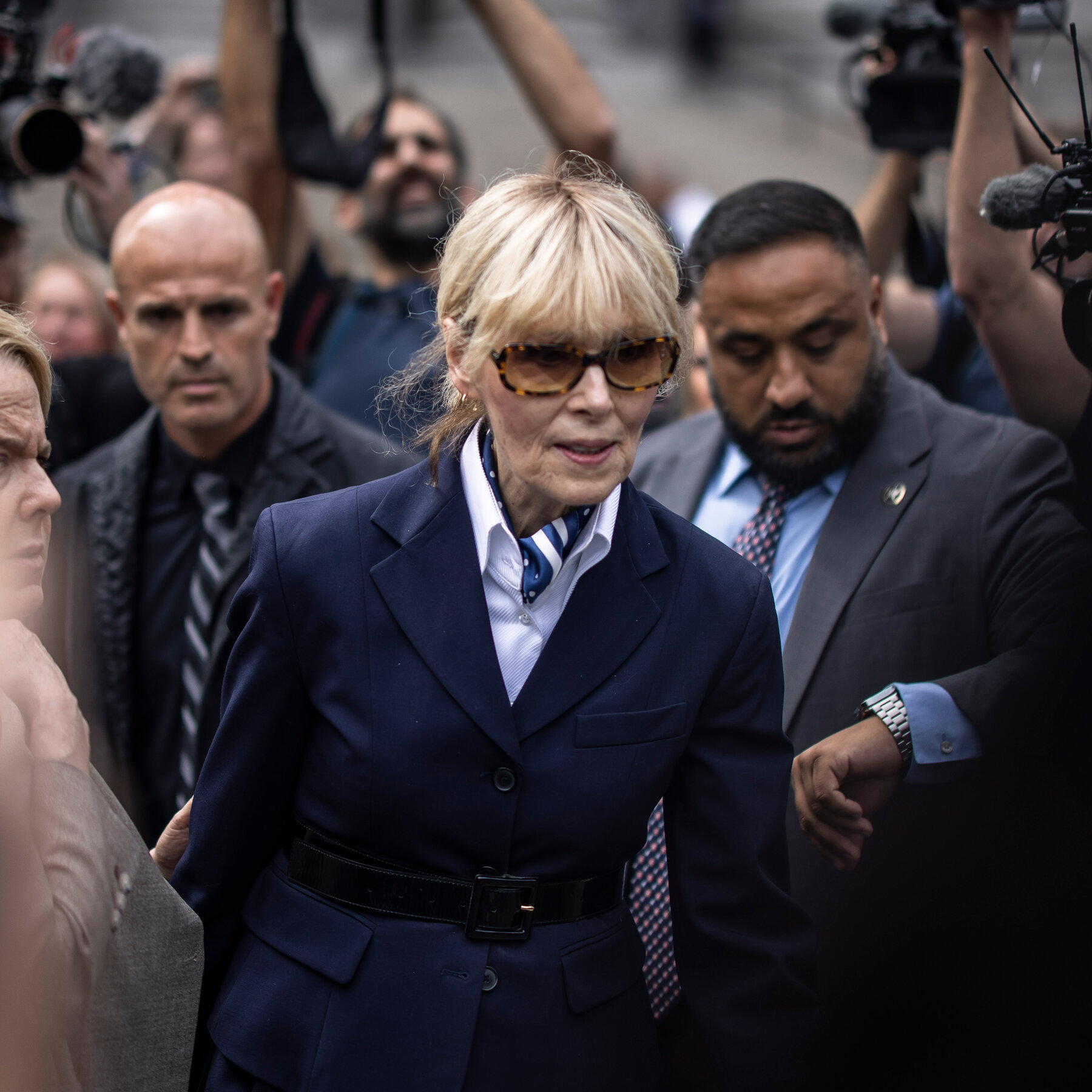 E. Jean Carroll memberikan kesaksian di pengadilan, saat Departemen Kehakiman dilaporkan memulai penyelidikan atas dugaan perjuri dalam kasusnya melawan Donald J. Trump.