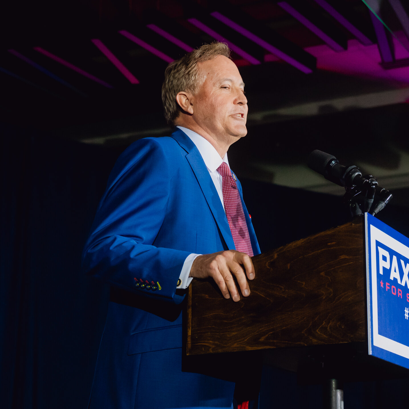 Jaksa Agung Texas Ken Paxton (kiri) menyapa pendukungnya. Kemenangan kontroversialnya menimbulkan pertanyaan besar tentang masa depan politik Texas dan dampaknya terhadap kendali Senat AS.