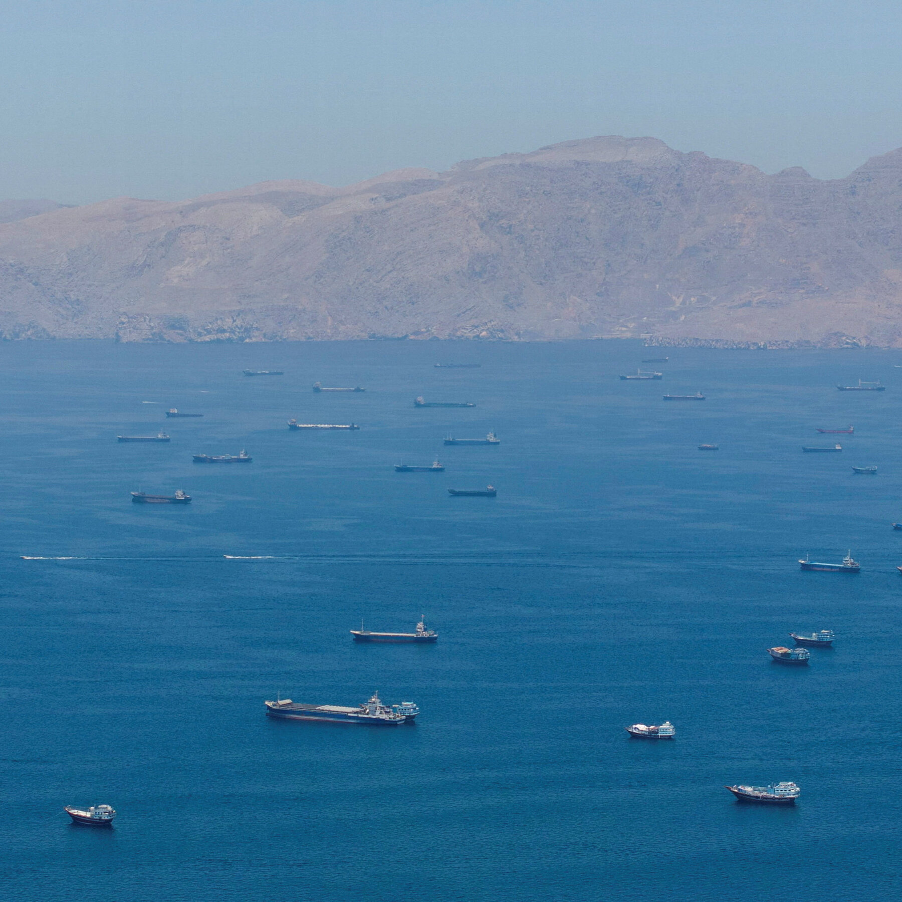 Kapal-kapal tanker melintasi perairan strategis Selat Hormuz di tengah meningkatnya ketegangan geopolitik.