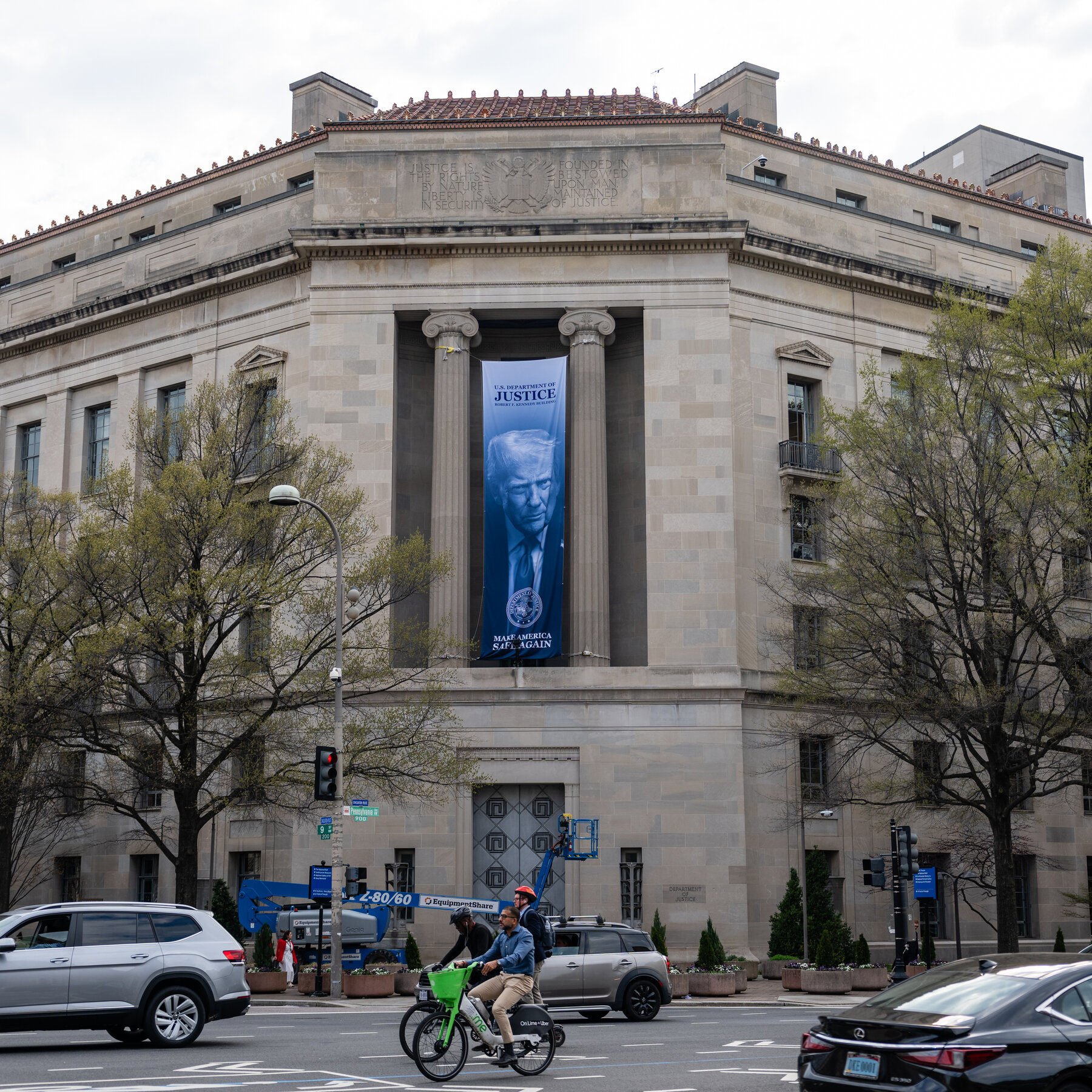 Gedung Departemen Kehakiman Amerika Serikat, simbol independensi peradilan yang diuji oleh retorika politik.