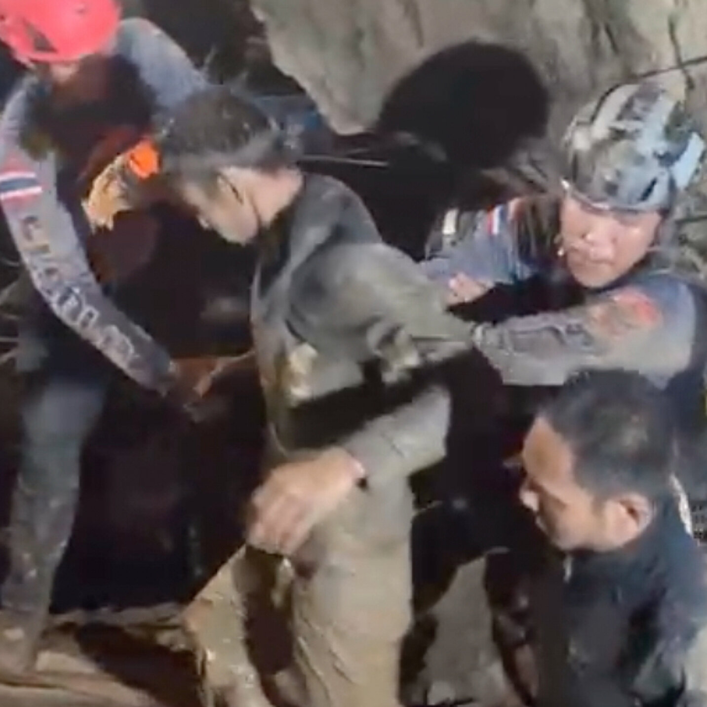 Tim penyelamat internasional bekerja keras di lokasi tambang emas informal yang runtuh di Laos, berpacu dengan waktu untuk menyelamatkan penambang yang terjebak.