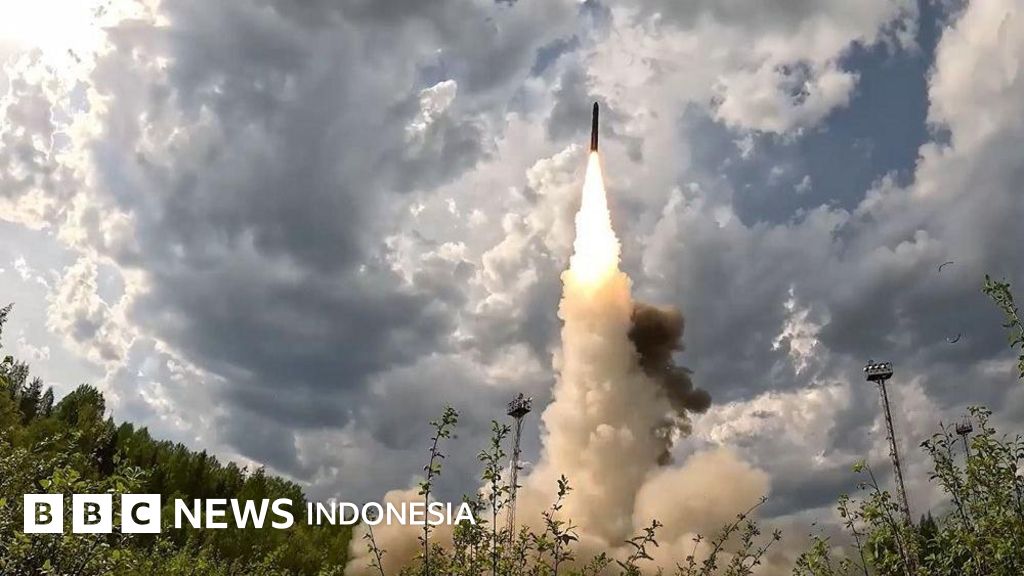 Unit rudal taktis Rusia bergerak dalam formasi, menunjukkan kesiapan operasional kekuatan strategis negara tersebut di tengah pengumuman latihan nuklir.