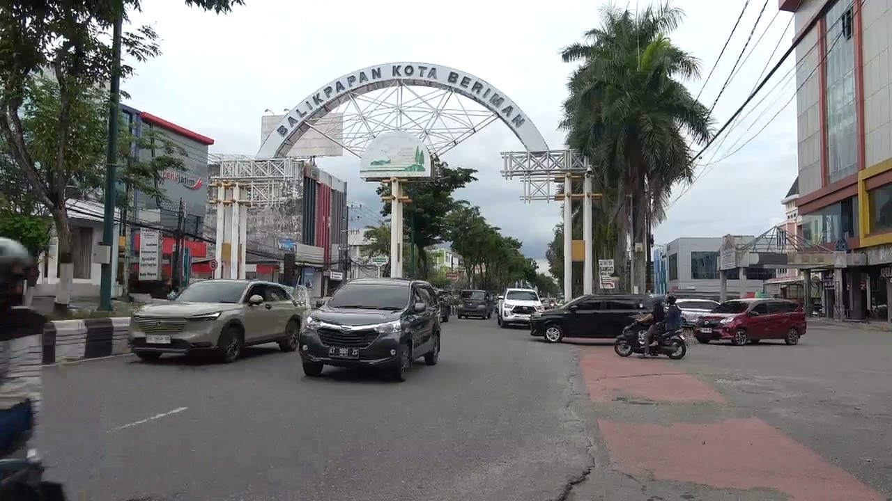 Transformasi digital: Ilustrasi data dan konektivitas dalam program perlindungan sosial di Balikpapan.