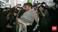 Sembilan relawan WNI korban penahanan militer Israel disambut bak pahlawan di Bandara Soekarno-Hatta, Tangerang, setelah misi kemanusiaan GSF di Gaza.
