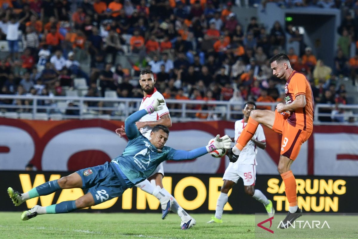 Para pemain Borneo FC merayakan kemenangan telak 7-1 atas Malut United di Stadion Segiri, Samarinda, pada laga pamungkas Liga 1 2025/2026. Kemenangan ini menjadi penutup musim yang gemilang, meski tak cukup mengantar Pesut Etam meraih gelar juara.