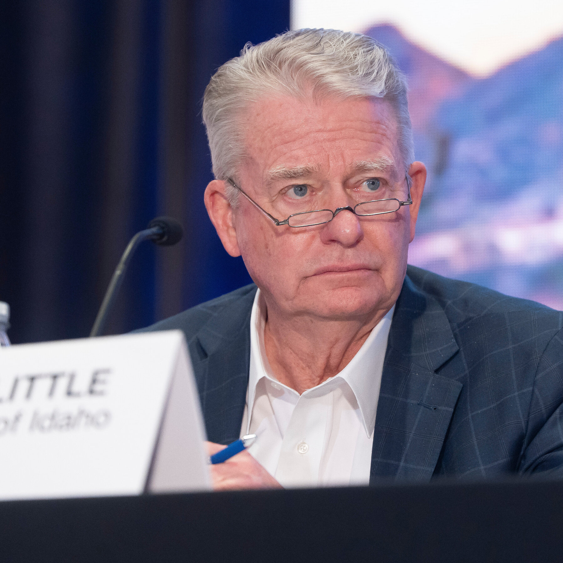 Gubernur Idaho Brad Little berbicara dalam sebuah acara, merayakan kemenangannya di pemilihan primer Partai Republik untuk periode ketiga.
