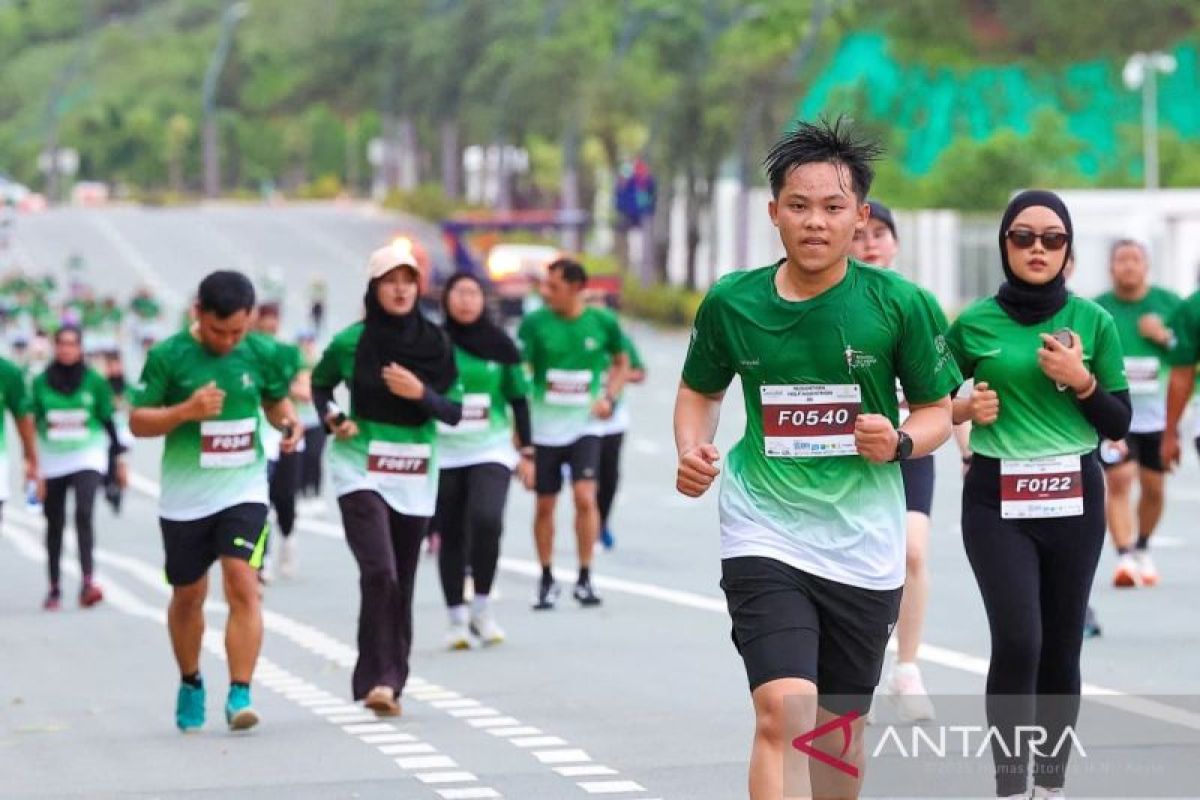 Ribuan peserta Half Marathon Run berlari melintasi Kawasan Inti Pusat Pemerintahan (KIPP) Ibu Kota Nusantara, menikmati rute yang menantang sekaligus pemandangan infrastruktur kota baru yang sedang berkembang.