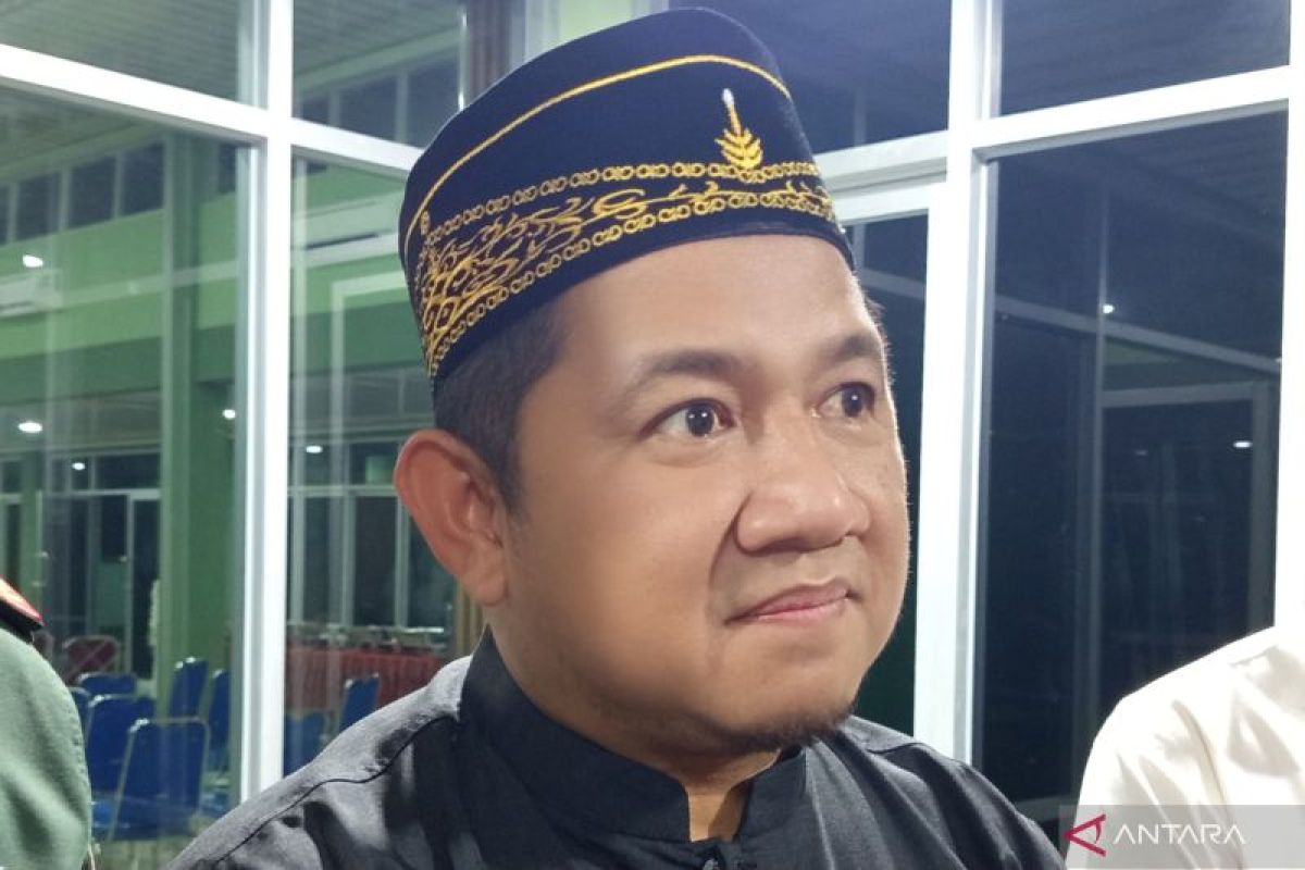 Petugas memantau harga kebutuhan pokok di pasar tradisional Penajam Paser Utara di tengah kekhawatiran inflasi akibat cuaca ekstrem.