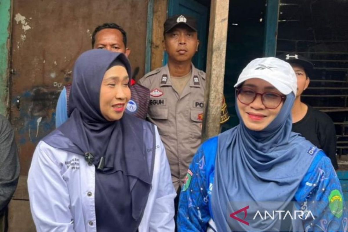 Istri Wakil Gubernur Kaltim, Wahyu Hernaningsih Seno (kanan), saat mengawal proses evakuasi keluarga rentan di Samarinda yang membutuhkan bantuan medis dan sosial segera.